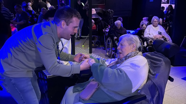 Auch viele Bewohnerinnen und Bewohner ... mit. Eine von ihnen ist Charline Bar.  | Foto: Rachel Sommer/dpa