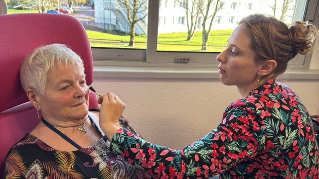 Vor dem Besuch im Club l&auml;sst sich Simone Philippe schminken.  | Foto: Rachel Sommer/dpa