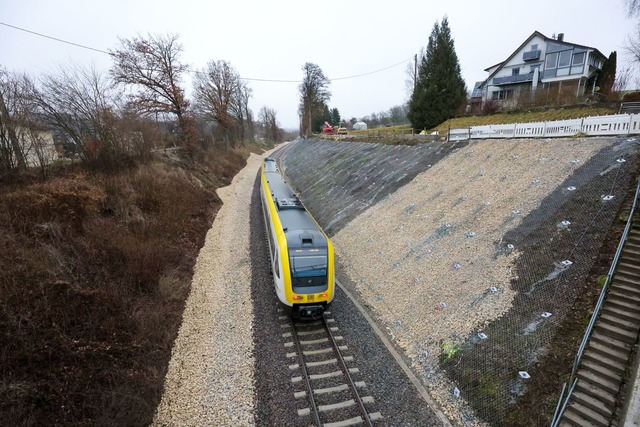 Mehr als vier Monate nach dem schweren...hren auf der Strecke wieder Z&uuml;ge.  | Foto: Thomas Warnack/dpa