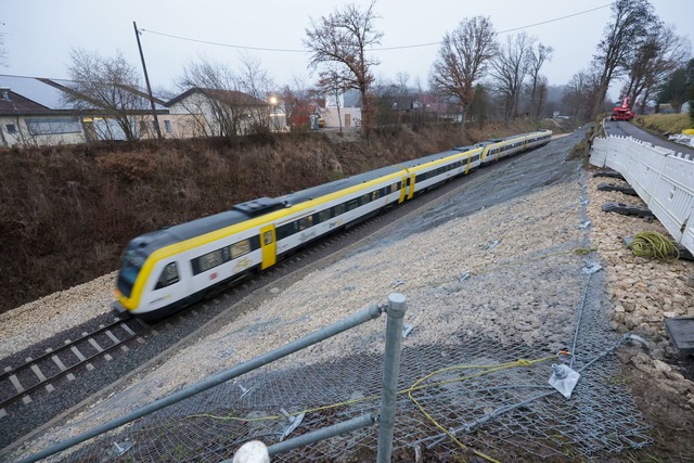 Urspr&uuml;nglich sollten die Z&uuml;g...hulstart am 3. November wieder fahren.  | Foto: Thomas Warnack/dpa