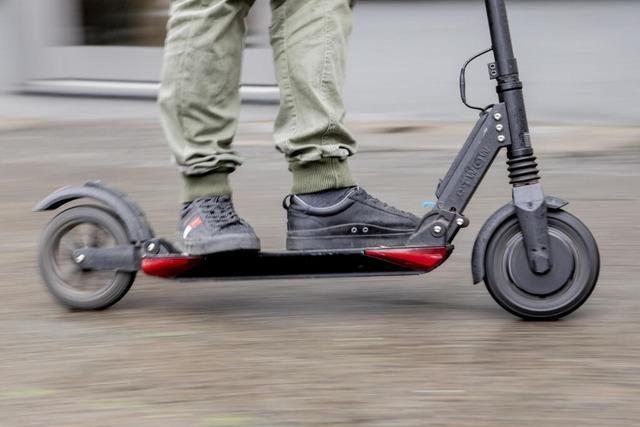 Nachts berauscht und unversichert unterwegs – Polizei stoppt E-Scooter-Fahrer