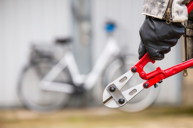 Gestellte Szene eines Fahrraddiebstahl...ohl es laut Polizei abgeschlossen war.  | Foto: Rainer Fuhrmann/ stock.adobe.com