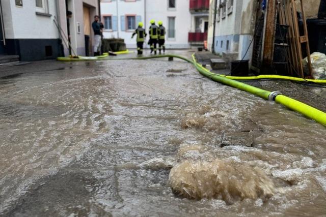 Bagger reit Strae nach Wasserrohrbruch in Waldkirch auf