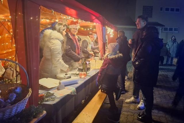 Beim Wiesleter Adventszauber herrscht weihnachtliche Atmosphre beim Feuerwehrhaus