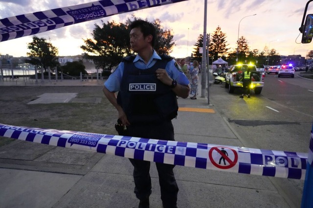 Am Sonntagabend (Ortszeit) kam es zu einem Angriff am Bondi Beach in Sydney.  | Foto: Mark Baker (dpa)