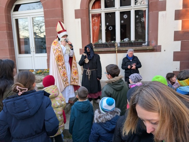 Der Nikolaus kam an beiden Tagen und verteilte kleine Pckchen an die Kinder.  | Foto: Katharina Kubon