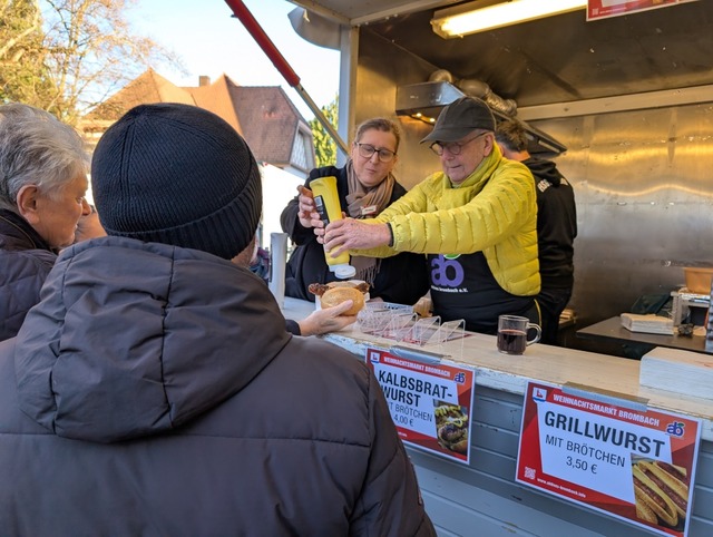 Hans Schpflin lste eine verlorene We...e beim Wrstchen und Glhwein Verkauf.  | Foto: Katharina Kubon
