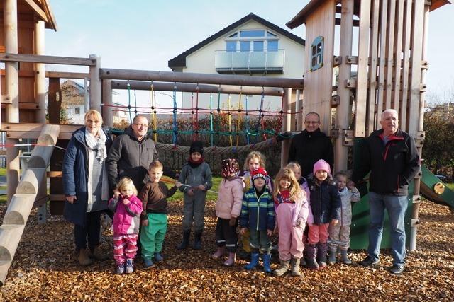 Kinder strmen begeistert den neuen Spielplatz in Eimeldingen