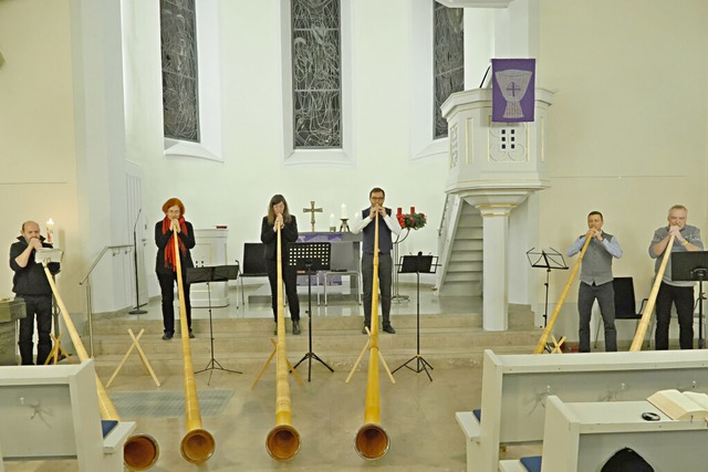 Das Alphorn-Ensemble in der evangelischen Kirche  | Foto: Karl-Wilhelm Frommeyer