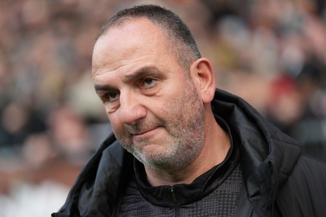 Heidenheims Trainer Frank Schmidt &aum...r den zweiten Treffer gegen sein Team.  | Foto: Marcus Brandt/dpa