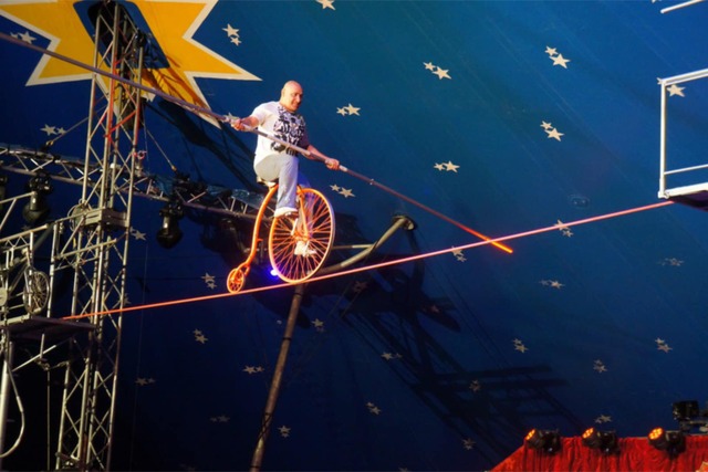 Der Spanier Julio Sanchez beweist beim...cus ab 24. Dezember Schwindelfreiheit.  | Foto: Circus Frank 