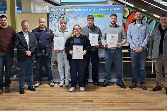 Auszubildende in Bad Sckingen erhalten Abschlusszeugnisse der Gewerbeschule