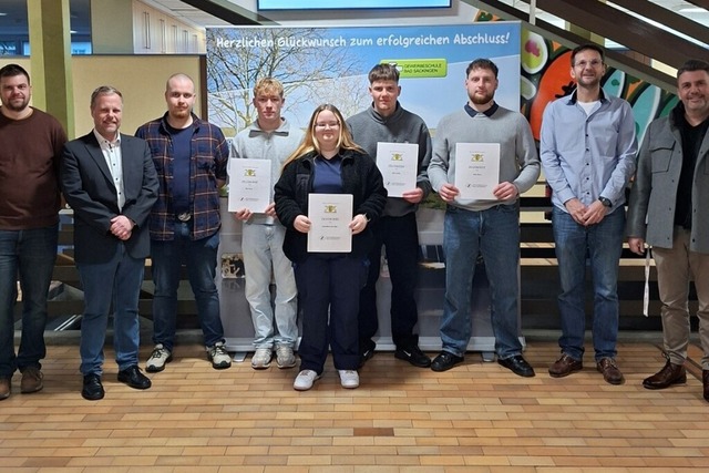 Von links: Klaus Wunderle (Ausbilder d...hrer Felix Hamann und Bernd Schneider.  | Foto: Inga W�rner