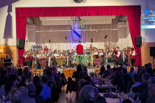 Die Trachtenkapelle Aitern entfhrte das Publikum in die Welt der Mrchen, Mythen und Sagen