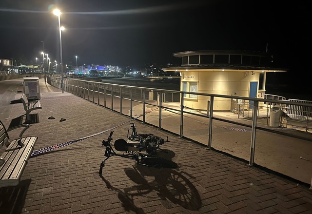 Die Panik der letzten Stunden hat Spur...ben umgest&uuml;rzten Fahrr&auml;dern.  | Foto: Marc Kalpidis/dpa