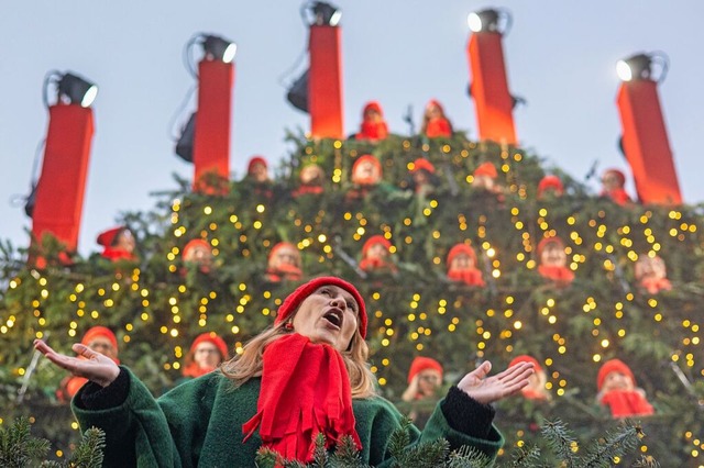 Janina Moeller leitet die Chöre aus Li... die am Samstag auf der Bühne standen. | Foto: Patrik Müller Janina Moeller leitet die Chöre aus Li... die am Samstag auf der Bühne standen. | Foto: Patrik Müller