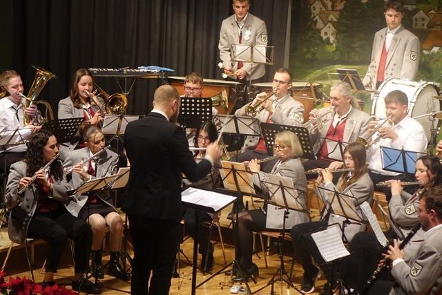 Jahreskonzert der Eichsler Blaskapelle: James Bond und Lady Gaga auf dem Dinkelberg?