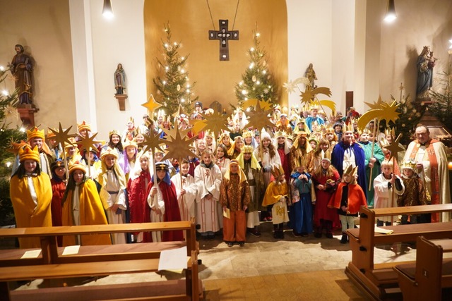 Archivbild: Sternsinger aus dem Oberen... Helmut L�ffler auf den Weg geschickt.  | Foto: Kirchengemeinde