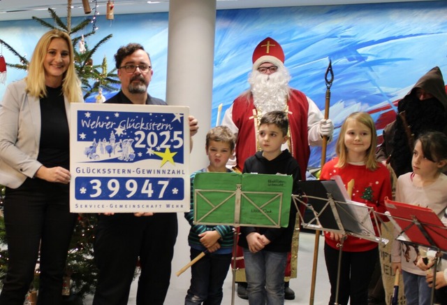 Stephan Ruthe pr�sentierte die Gewinnz...t und den Fl�tenkindern der Talschule.  | Foto: Marianne Bader