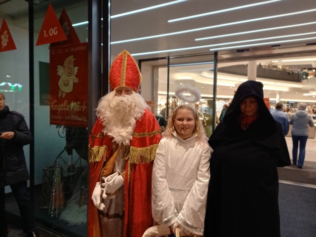 Nikolaus, Engeli und Bengeli Mike Hell...Engeli und Konstantin Jost als Bengeli  | Foto: Paula Khn