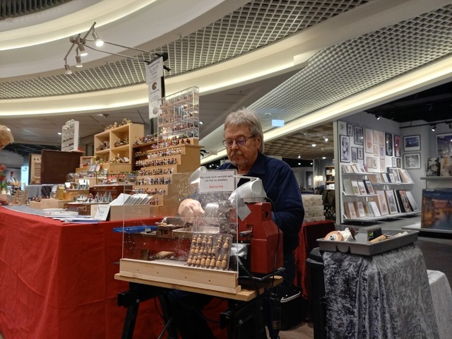 Hier werden Miniatur-Holfiguren hergestellt.  | Foto: Paula Khn