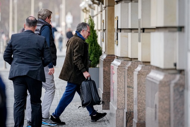 Vor dem Treffen auf Beraterebene ging ...Delegation erst in ein Berliner Hotel.  | Foto: Kay Nietfeld/dpa