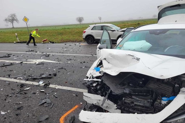Aufr�umarbeiten nach dem Unfall auf der  L104 bei Breisach.  | Foto: DRK