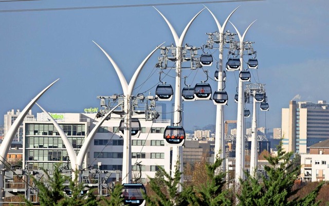 Neu im Nahverkehr: 105 Seilbahnkabinen schweben seit dem Wochenende über Paris. | Foto: IMAGO/Raphael Lafargue Neu im Nahverkehr: 105 Seilbahnkabinen schweben seit dem Wochenende über Paris. | Foto: IMAGO/Raphael Lafargue