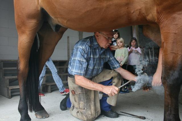 Hufschmied Felix Benz aus Schwanau-Ottenheim hrt nach 70 Jahren auf