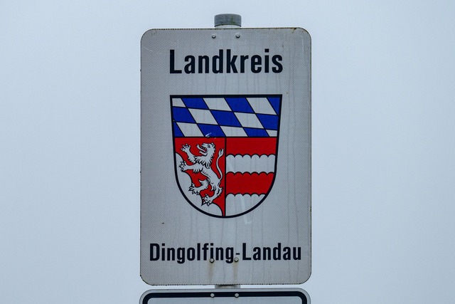 Mutma&szlig;liches Anschlagsziel war ein Weihnachtsmarkt im Raum Dingolfing.  | Foto: Armin Weigel/dpa