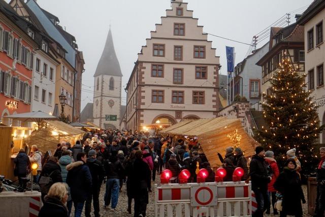 Tausende bummeln und genieen zwei Tage lang beim Weihnachtsmarkt in Endingen