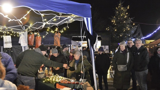 Viele G�ste genossen das stilvolle  Ambiente des Weihnachtsmarktes in Eichen.   | Foto: Edgar Steinfelder