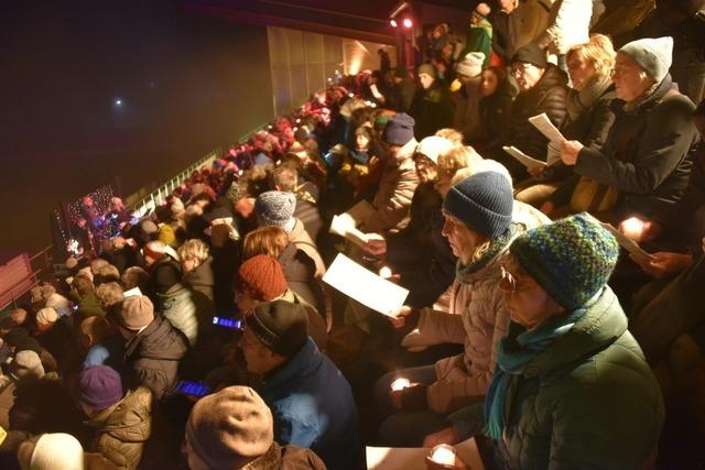 Emmendingen erlebt stimmungsvolles Weihnachtssingen mit Spendensammlung im Elzstadion
