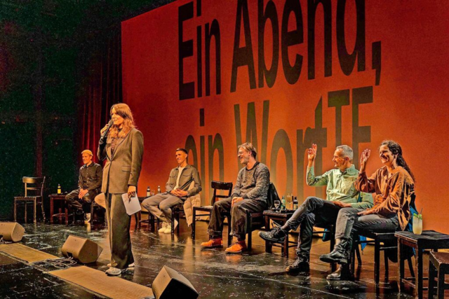 Nils Petersen erklrt im Theater Freiburg, warum er gerne allein ist