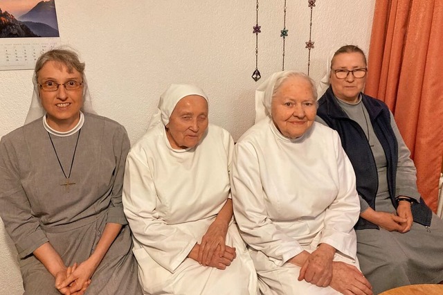 Schwester Anna-Maria, Schwester Andrea... Sara (von links) verlassen Lenzkirch. | Foto: Ursula Harder Schwester Anna-Maria, Schwester Andrea... Sara (von links) verlassen Lenzkirch. | Foto: Ursula Harder