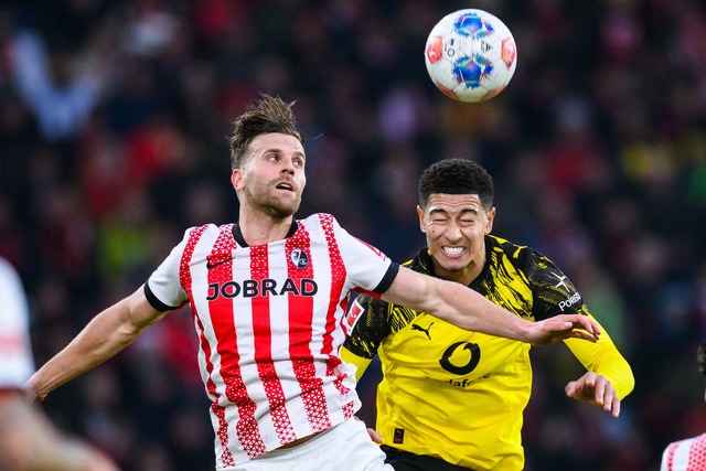 Lucas H&ouml;ler (l.) traf sehenswert, Jobe Bellingham sah Rot.  | Foto: Tom Weller/dpa