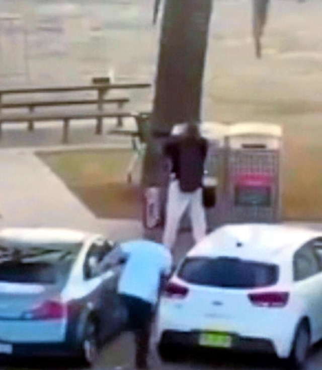 Held im weißen Hemd: Ein Mann schleich...n ihm kurzzeitig das Gewehr entreißen. | Foto: IMAGO/Agenzia Fotogramma Held im weißen Hemd: Ein Mann schleich...n ihm kurzzeitig das Gewehr entreißen. | Foto: IMAGO/Agenzia Fotogramma