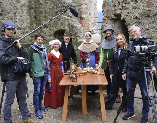 Liegt das Gl�ck auf der Burg? Gruppenfoto mit T�rmer und TV-Team.   | Foto: Hubert Bleyer