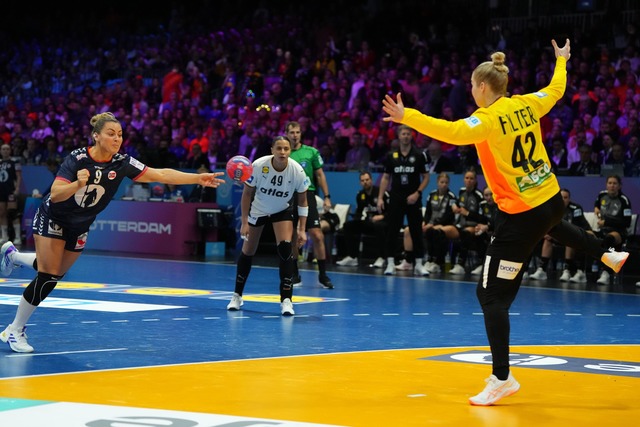 Torh&uuml;terin Katharina Filter kann ...ml;chst nur wenig W&uuml;rfe parieren.  | Foto: Peter Dejong/AP/dpa