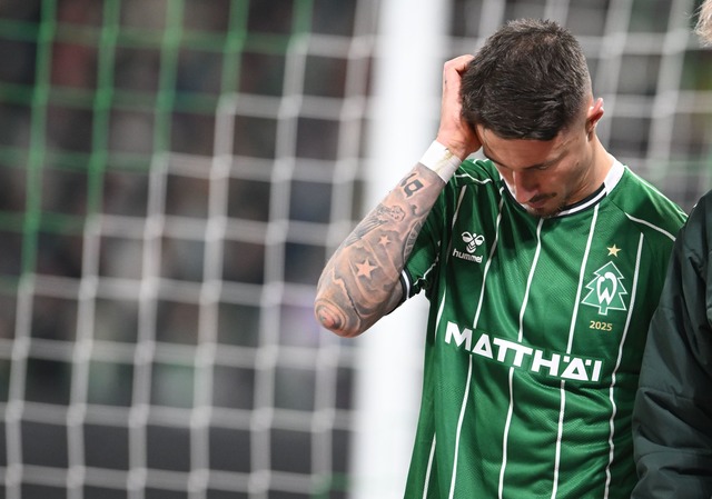 Werder-Kapit&auml;n Marco Friedl musste verletzt raus.  | Foto: Carmen Jaspersen/dpa
