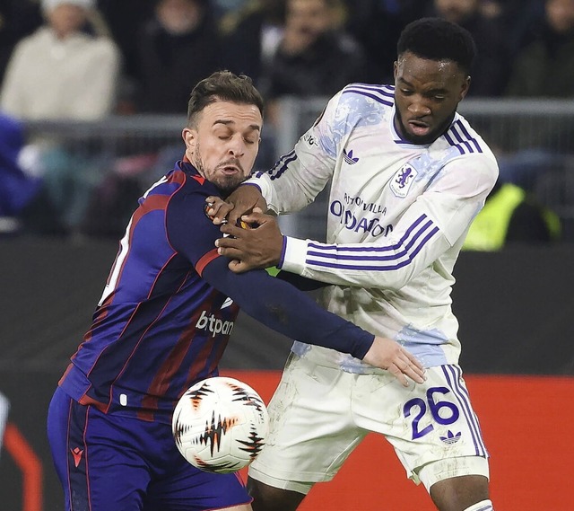 Schwere Zeiten: Xherdan Shaqiri (li., gegen Lamare Bogarde von Aston Villa) | Foto: IMAGO Schwere Zeiten: Xherdan Shaqiri (li., gegen Lamare Bogarde von Aston Villa) | Foto: IMAGO