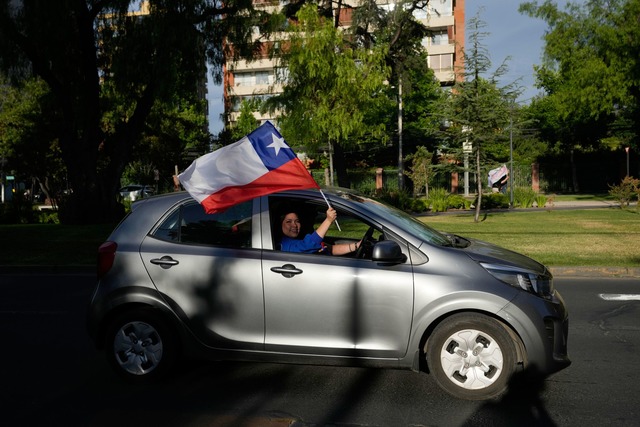 Tausende Anh&auml;nger von Kast feierten seinen Wahlsieg auf den Stra&szlig;en.  | Foto: Matias Delacroix/AP/dpa