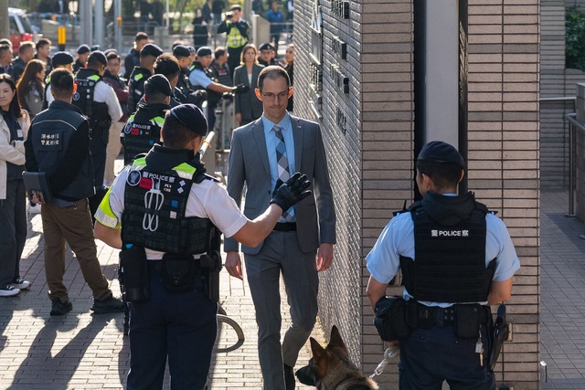 Auch Diplomaten kamen zur Urteilsverk&uuml;ndung.  | Foto: Chan Long Hei/AP/dpa