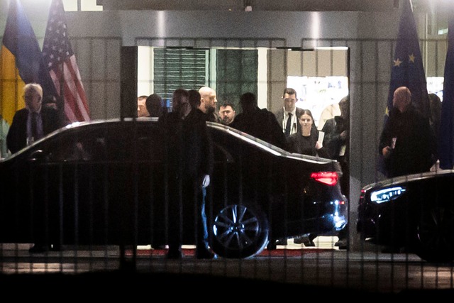 &Uuml;ber f&uuml;nf Stunden dauerte da...anischen Unterh&auml;ndlern in Berlin.  | Foto: Christoph Soeder/dpa