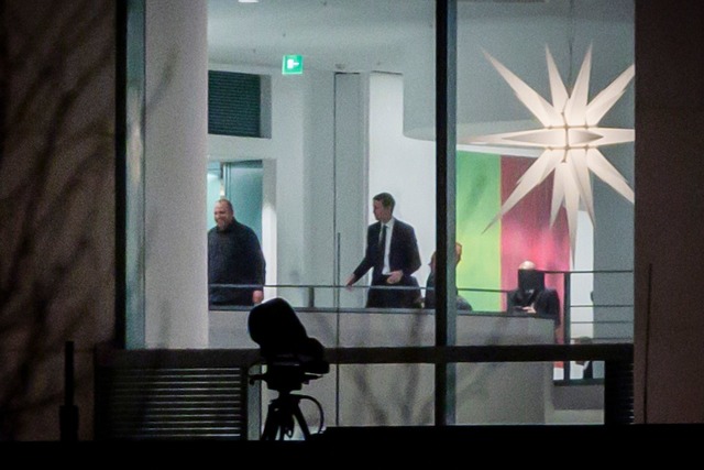 Die Bem&uuml;hungen um einen Frieden gehen am Montag in Berlin weiter.  | Foto: Christoph Soeder/dpa