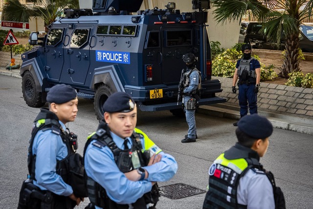Die Polizeipr&auml;senz vor dem Gericht war hoch.  | Foto: Chan Long Hei/AP/dpa
