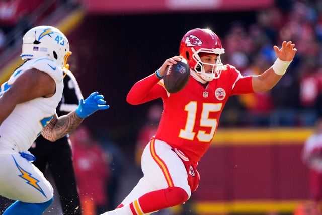 Kein Entkommen f&uuml;r Mahomes: Die C...pielen eine entt&auml;uschende Saison.  | Foto: Charlie Riedel/AP/dpa