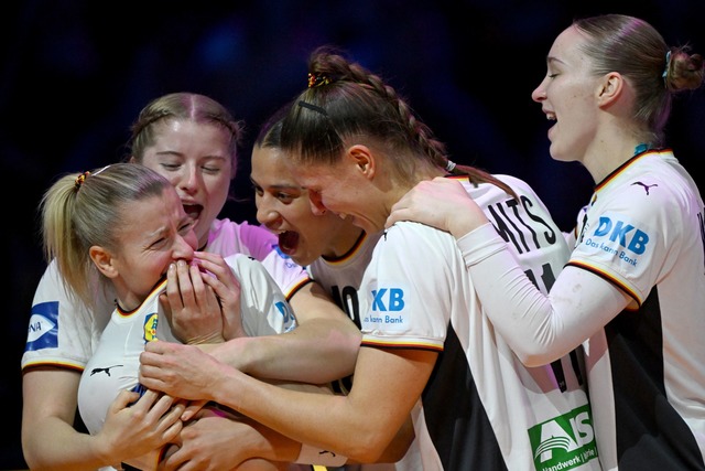 Gr&ouml;&szlig;ter Erfolg seit 1993: Handballerinnen gewinnen Silber.  | Foto: Federico Gambarini/dpa
