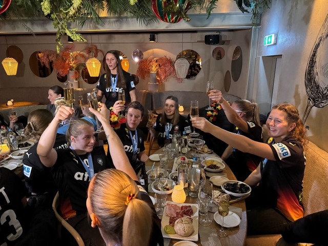 In einem Restaurant im Zentrum von Rotterdam wurde gefeiert.  | Foto: Jordan Raza/dpa