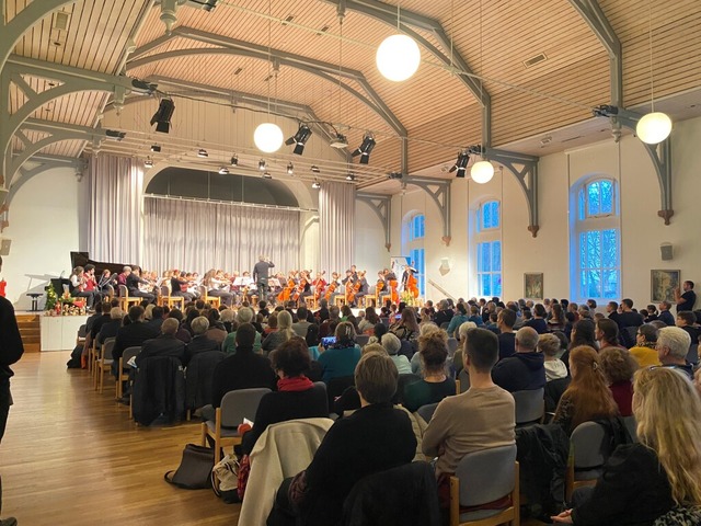 Gut besucht war das Konzert in der Steinhalle.  | Foto: Alexander Steinmeier